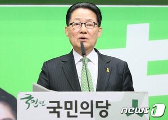 본문 이미지 - 박지원 국민의당 대표 겸 상임선대위원장이 20일 서울 여의도 당사에서 문재인 더불어민주당 대선후보 캠프의 조직적 부정선거 의혹 관련 브리핑을 하고 있다. 2017.4.20/뉴스1 ⓒ News1 송원영 기자