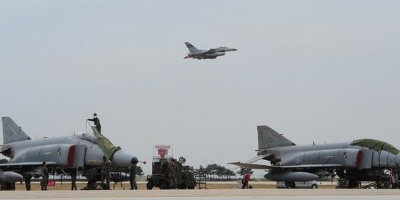 본문 이미지 - 20일 전북 군산시 미 공군기지에서 열린 2017 맥스썬더 훈련에 참가한 F-16 전투기가 이륙을 하고 있다. 맥스썬더 훈련은 한미공군의 상호 운용능력을 향상시키기 위해 매년 열리는 군사 비행훈련으로 한미 양국의 군사적 동반자 관계와 헌신, 지속적인 우정을 강조하는 훈련이다.2017.4.20/뉴스1 ⓒ News1 