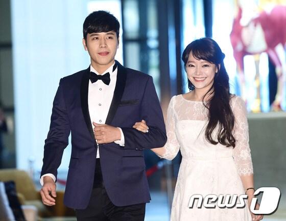 본문 이미지 - 뮤지컬 배우 손준호, 김소현 부부가 20일 오후 인천 영종도 복합리조트 파라다이스시티에서 열린 포토월 행사에 참석하고 있다. ⓒ News1 권현진 기자