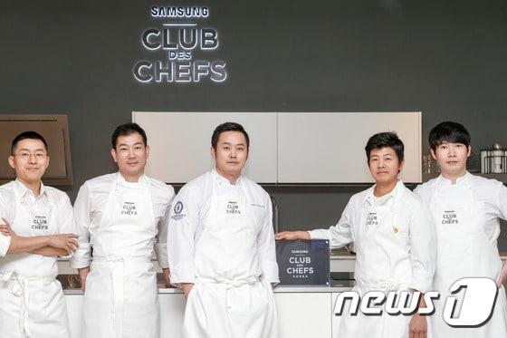 본문 이미지 - 삼성전자 '클럽 드 셰프 코리아' 멤버인 강민구 셰프(왼쪽부터), 임기학 셰프, 새롭게 합류한 리치몬드 제과점 대표 권형준 셰프, 임정식 셰프, 이충후 셰프ⓒ News1