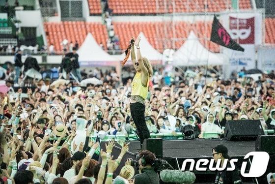 본문 이미지 - '2016 전주얼티밋뮤직페스티벌(JUMF)' 공연 모습/뉴스1 DB
