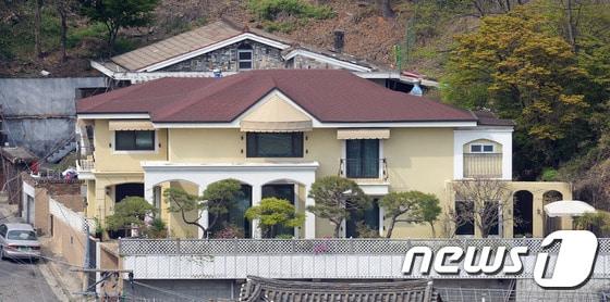 본문 이미지 - 서울 내곡동에 위치한 박근혜 전 대통령 사저.  2008년 지어진 지하 1층, 지상 2층짜리 건물로 최근 경매에 넘겨져 시세보다 비싼 38억6400만원에 낙찰됐다. ⓒ News1 