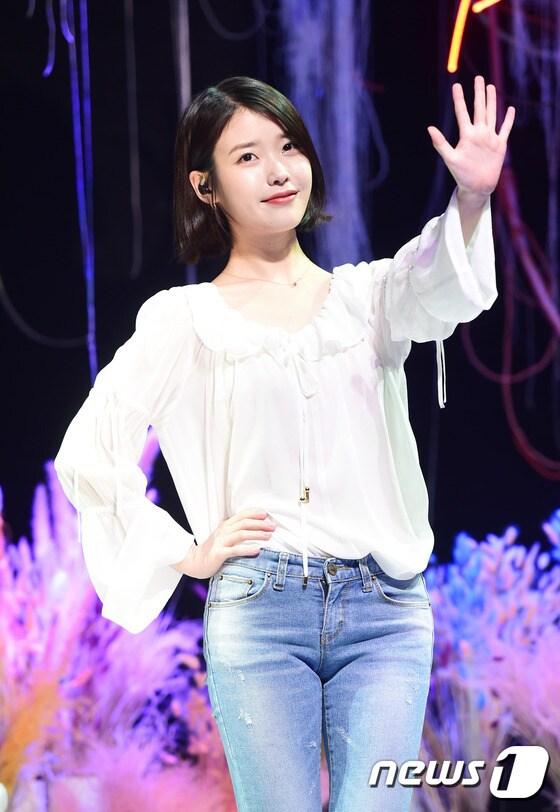 본문 이미지 - 가수 아이유(IU)가 21일 오후 서울 신한카드 판스퀘어 라이브홀에서 열린 정규4집 ‘팔레트(Palette)’ 컴백 쇼케이스에 참석해 포즈를 취하고 있다. ⓒ News1 권현진 기자