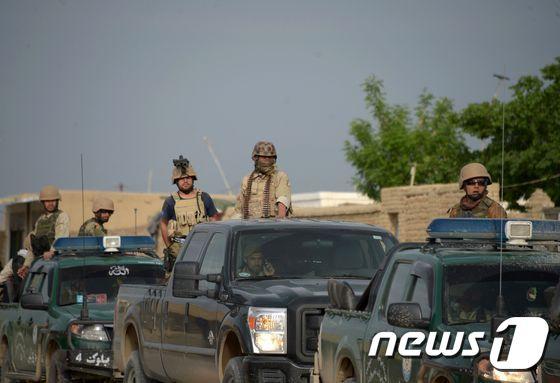 본문 이미지 - 탈레반의 공격을 받은 아프가니스탄 북부 군기지에 투입되는 군인들. ⓒ AFP=뉴스1