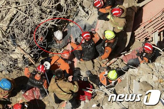본문 이미지 - 22일 오전 서울 강남구 역삼동 철거 작업 중 붕괴된 건물에서 구조대원들이 매몰자 중 1명(빨간 원 안)을 구조하고 있다.  2017.4.22/뉴스1 ⓒ News1 신웅수 기자