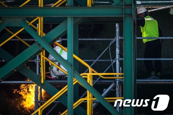 본문 이미지 - 지난 22일 오후 전남 목포시 호남동 목포신항 철재부두에서 코리아샐비지 작업자들이 세월호 좌현에 출입구 확보를 위한 작업을 하는 모습. 2017.4.22/뉴스1 ⓒ News1 성동훈 기자