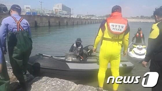 본문 이미지 - 해경에 구조되는 레저보트 모습 (인천해양경비안전서 제공) 2017.4.22 ⓒ News1 