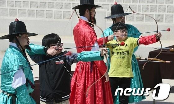 본문 이미지 - 서울 종로구 경복궁에서 열린 '조선시대 갑사 선발 취재시험' 행사에 참여한 어린이들이 활쏘기 체험을 하고 있는 모습./뉴스1 ⓒ News1 민경석 기자