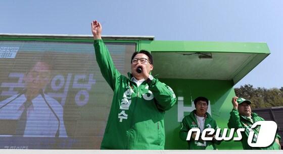 본문 이미지 - 박지원 국민의당 대표가 23일 전남 무안 버스터미널 유세에서 안철수 대선 후보 지지를 호소하고 있다. 2017.4.23/뉴스1 ⓒ News1 남성진 기자