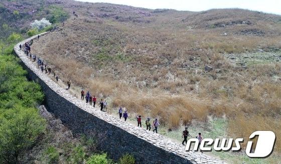 본문 이미지 - 경남 화왕산을 찾은 등산객.(사진은 기사 내용과 무관함) 2017.4.23/뉴스1 ⓒ News1 이철우 기자