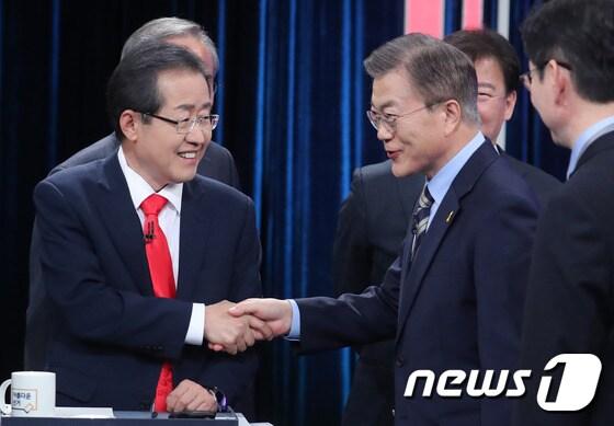 본문 이미지 - 문재인 더불어민주당 대선후보와 홍준표 자유한국당 대선후보가 23일  KBS 본관에서 열린 '중앙선관위 주최 대선후보 TV토론회'에 참석해 인사를 나누고 있다. 2017.4.23/뉴스1 ⓒ News1 국회사진취재단