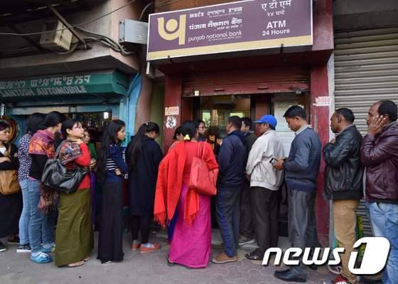 본문 이미지 - 현금을 찾기 위해 ATM기 앞에 길게 줄을 선 인도 마니푸르 시민들. ⓒ AFP=뉴스1