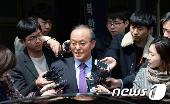 본문 이미지 - 북한 인권결의안과 관련한 회고록 논란의 중심에 선 송민순 북한대학원대학교 총장(전 외교통상부 장관)이 24일 서울 종로구 삼청동 북한대학원대학교에서 총장직 사의를 표명한 뒤 귀가하며 심경을 밝히고 있다. 2017.4.24/뉴스1 ⓒ News1 오대일 기자