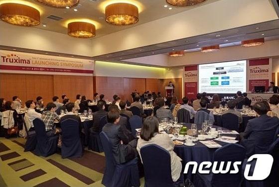 본문 이미지 - 국내 혈액종양내과 교수들이 셀트리온 바이오시밀러 '트룩시마'가 오리지널 제품과 동일한 유효성과 안전성을 확보했다는 임상연구 내용을 최근 발표했다.ⓒ News1