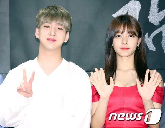 본문 이미지 - B1A4 바로와 설인아(오른쪽)가 24일 오후 서울 그랜드앰버서드에서 열린 미스터리 스릴러 ‘눈을 감다’ 제작발표회에 참석해 포즈를 취하고 있다. ⓒ News1 권현진 기자