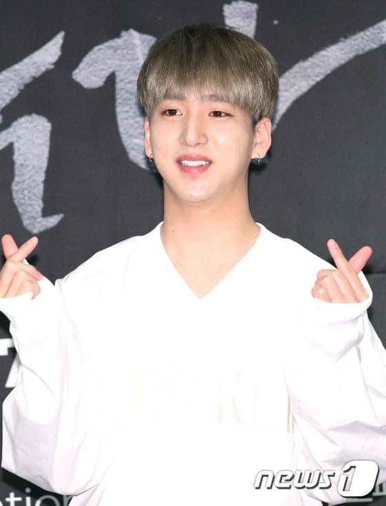 본문 이미지 - B1A4 바로가 24일 오후 서울 그랜드앰버서드에서 열린 미스터리 스릴러 ‘눈을 감다’ 제작발표회에 참석해 포즈를 취하고 있다. ⓒ News1 권현진 기자