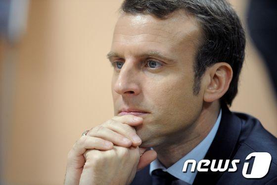 본문 이미지 - 23일(현지시간) 프랑스 대선 1차 투표에서 최다 득표로 결선에 진출하게 된 중도정당 앙마르슈(전진)의 에마뉘엘 마크롱 후보 ⓒ AFP=뉴스1
