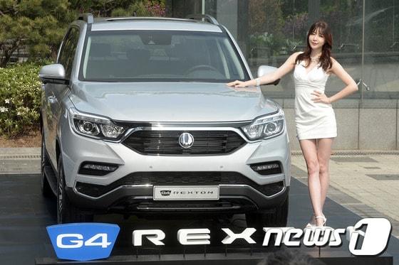 본문 이미지 - 4월 서울 중구 반얀트리 클럽 앤 스파 서울에서 열린 '쌍용자동차 G4 렉스턴 테크쇼'에서 모델이 G4 렉스턴을 선보이고 있다. /뉴스1