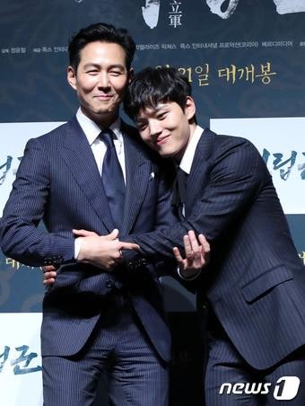 본문 이미지 - 배우 이정재, 여진구(오른쪽)가 25일 오전 서울 압구정 CGV에서 열린 영화 ‘대립군’ 제작발표회에 참석해 포즈를 취하고 있다. ⓒ News1 권현진 기자
