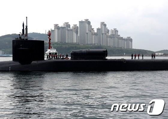 본문 이미지 - 미국 핵추진 잠수함 미시간호(SSGN 727)가 25일 오전 부산항으로 입항하고 있다. 미시간호는 오하이오급 잠수함으로 길이 170.6m, 폭12.8m, 배수량 1만 9000t이며, 사거리 2000여km가 넘는 토마호크 미사일 150여발이 실려 있는 세계 최대규모의 핵잠수함이다. (주한미군사령부 제공) 2017.4.25/뉴스1