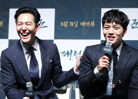 본문 이미지 - 배우 이정재(왼쪽)와 여진구 ⓒ News1 권현진 기자