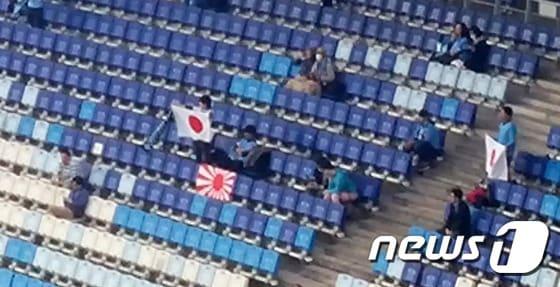 본문 이미지 - 25일 수원월드컵경기장에서 열린 수원 삼성과 가와사키 프론탈레(일본)의 2017 아시아축구연맹(AFC) 챔피언스리그 G조 조별예선 5차전 시작 전 가와사키 프론탈레 팬이 전범기(욱일기)를 내걸었다.  ⓒ News1 