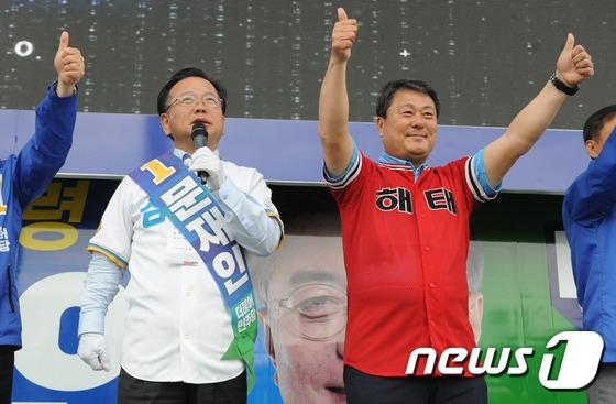 본문 이미지 - 김부겸 더불어민주당 국회의원과 김성한 전 기아 타이거즈 감독이 25일 오후 광주 -기아 챔피언스 필드 정문에서 각각 삼성과 해태 야구 유니폼을 입고 KIA와 삼성의 프로야구 경기를 보러온 야구팬들을 향해 문재인 후보 지지를 호소하고 있다. 2017.4.25/뉴스1 ⓒ News1 박윤식 기자