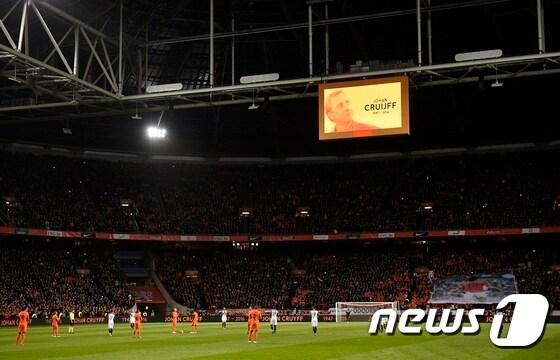 본문 이미지 - 아약스의 홈구장 암스테르담 아약스가 요한 크루이프 아레나로 이름이 변경됐다. ⓒ AFP=News1