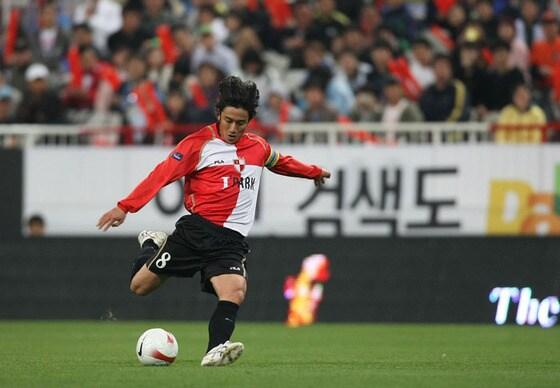 본문 이미지 - 부산 축구의 상징이던 안정환이 다시 구덕운동장을 찾는다. (부산 아이파크 제공) ⓒ News1