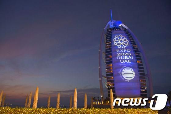 본문 이미지 - 2010 두바이 엑스포 홍보 현수막이 걸린 부르즈 알 아랍. 두바이관광청 제공ⓒ News1