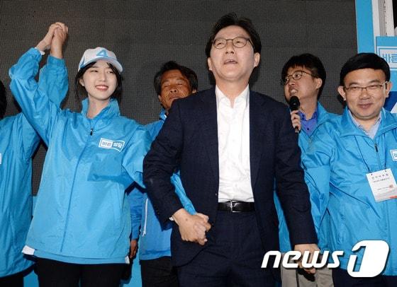 본문 이미지 - 2017년 4월 26일 당시 유승민 바른정당 대선후보가 서울 마포구 홍대입구역 앞에서 유세를 갖고 딸 유담과 함께 지지를 호소하고 있다. 유 후보 오른쪽 뒤로 지원유세에 나선 이준석 현 국민의힘 대표 모습이 보인다. ⓒ News1 박세연 기자