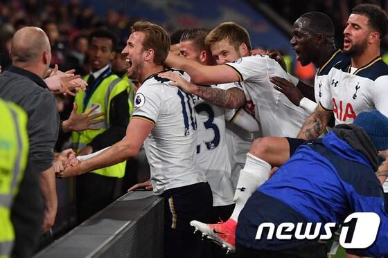 본문 이미지 - 토트넘이 27일(한국시간) 영국 런던의 셀허스트 파크에서 열린 크리스탈 팰리스와의 2016-17 잉글랜드 프리미어리그 28라운에서 득점 후 기뻐하고 있다. ⓒ AFP=News1