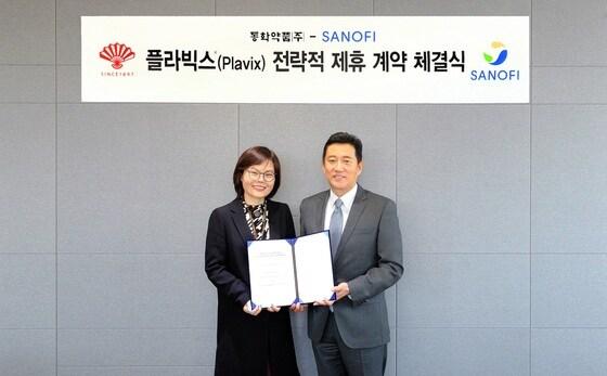 본문 이미지 - (왼쪽부터) 배경은 사노피-아벤티스 코리아 대표이사, 손지훈 동화약품 대표이사ⓒ News1