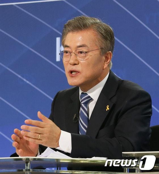 본문 이미지 - 문재인 더불어민주당 대선 후보가 27일 서울 종로구 세종문화회관 세종홀에서 열린 방송기자클럽 초청 토론회에서 패널들의 질의에 답하고 있다. 2017.4.27/뉴스1 ⓒ News1 허경 기자