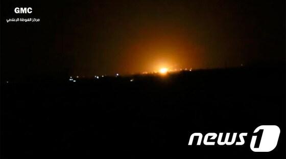 본문 이미지 - 27일(현지시간) 새벽 시리아 다마스쿠스 국제공항에서 발생한 대규모 폭발로 섬광이 나고 있다. (현지 언론 갈무리) ⓒ News1