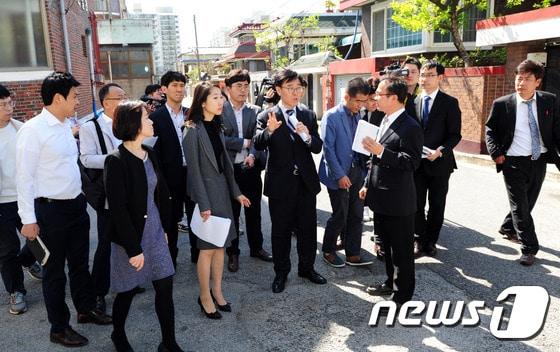 본문 이미지 - 27일 오후 전북 익산시 영등동 약촌오거리 일대에서 열린 '익산 약촌오거리 택시기사 살인사건' 현장검증 중 법원 관계자들이 당시 동선을 따라 이동하며 현장을 확인하고 있다.2017.4.27/뉴스1 ⓒ News1 문요한 기자