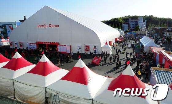 본문 이미지 - 27일 전북 전주시 고사동 영화의거리 전주돔이 제18회 전주국제영화제 개막식을 보기 위한 사람들로 붐비고 있다.2017.4.27/뉴스1 ⓒ News1 문요한 기자