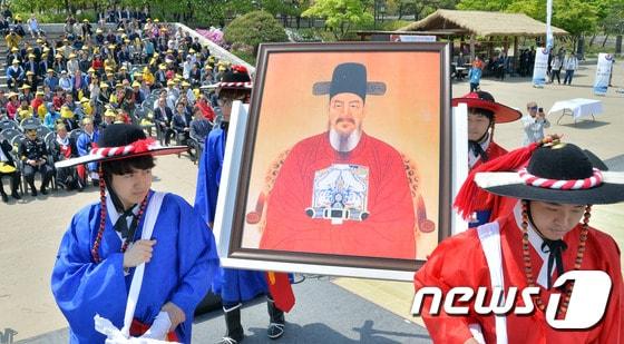본문 이미지 - 서울 중구 남산골 한옥마을에서 열린 제472주년 충무공탄신기념식에서 관계자들이 이순신 장군 영정을 제단으로 올리고 있다. 2017.4.28/뉴스1DB