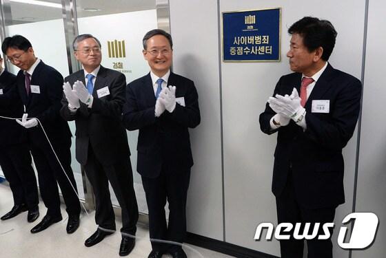 본문 이미지 - 28일 서울 송파구 동부지방검찰청에서 열린 사이버범죄 중점수사센터 현판식에서 봉욱 동부지검장을 비롯한 내빈들이 현판을 제막한 뒤 박수치고 있다. 왼쪽부터 오인서 차장검사, 김영대 대검 과학수사부장, 봉욱 지검장, 이동훈 자문위원장.  2017.4.28/뉴스1 ⓒ News1 오대일 기자