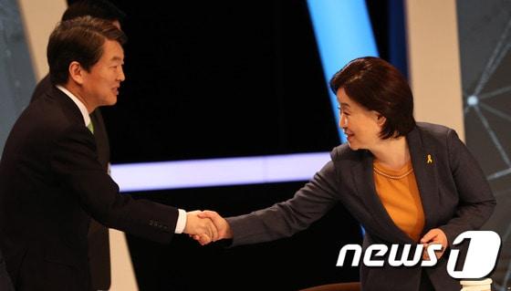 본문 이미지 - 안철수 국민의당 대선후보(왼쪽)가 28일 오후 서울 상암동 MBC에서 열린 다섯 번째 대선 TV토론에 앞서 심상정 정의당 후보와 인사하고 있다. 2017.4.28/뉴스1 ⓒ News1 국회사진취재단
