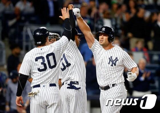 본문 이미지 - 끝내기 홈런을 친 맷 할러데이(뉴욕 양키스·오른쪽). ⓒ AFP=News1
