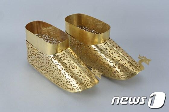 본문 이미지 - 금동신발 복원 (문화재청 제공) ⓒ News1