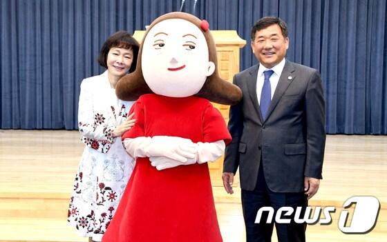 본문 이미지 - 울산 중구의 대표 캐릭터로 선정된 울산큰애기와 가수 김상희씨(왼쪽), 박성민 중구청장(오른쪽)이 기념촬영을 하고 있다. ⓒ News1