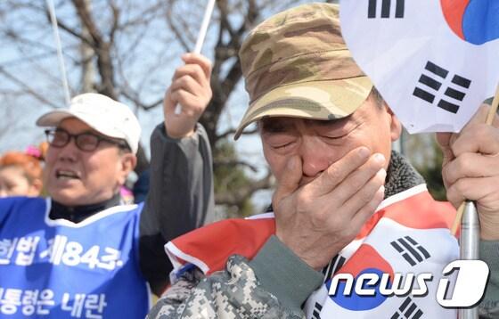 본문 이미지 - 검찰의 박근혜 전 대통령 조사를 하루 앞둔 3일 오후 경기도 의왕시 서울구치소 앞에서 박 전 대통령 지지자가 눈물을 흘리고 있다. 2017.4.3/뉴스1 ⓒ News1 오장환 기자