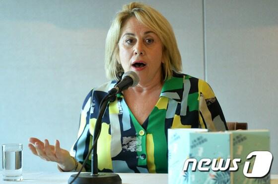 본문 이미지 - 미국 바바라지트워 에이전시의 대표인 바바라 지트워가 3일 오후 서울 태평로 프레스센터에서 열린 자신의 첫 소설 ‘J.M. 배리 여성수영클럽’ 발표 간담회에서 인사말을 하고 있다. 바바라지트워 에이전시는 소설가 신경숙, 한강 등을 해외에 소개한 것으로 알려져 있다. 2017.4.3/뉴스1 ⓒ News1 구윤성 기자