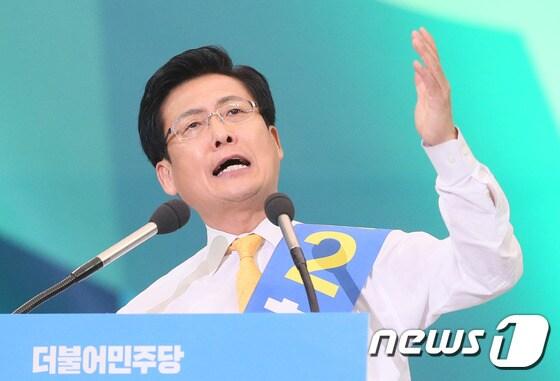 본문 이미지 - 최성 더불어민주당 대선주자가 3일 서울 구로구 고척스카이돔에서 열린 제19대 대통령후보자 수도권·강원·제주 선출대회에서 정견을 발표하고 있다. 2017.4.3/뉴스1 ⓒ News1 송원영 기자