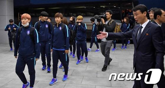 본문 이미지 - 평양에서 열리는 2018 AFC 여자아시안컵 예선에 참가하는 여자축구대표팀 선수들이 3일 숙소인 양강도호텔을 들어서고 있다. 2017.4.3/뉴스1 ⓒ News1 사진공동취재단