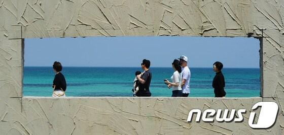 본문 이미지 - 제주시 구좌읍 월정리 해변에서 관광객들이 산책을 즐기고 있는 모습 ⓒ News1 이석형 기자