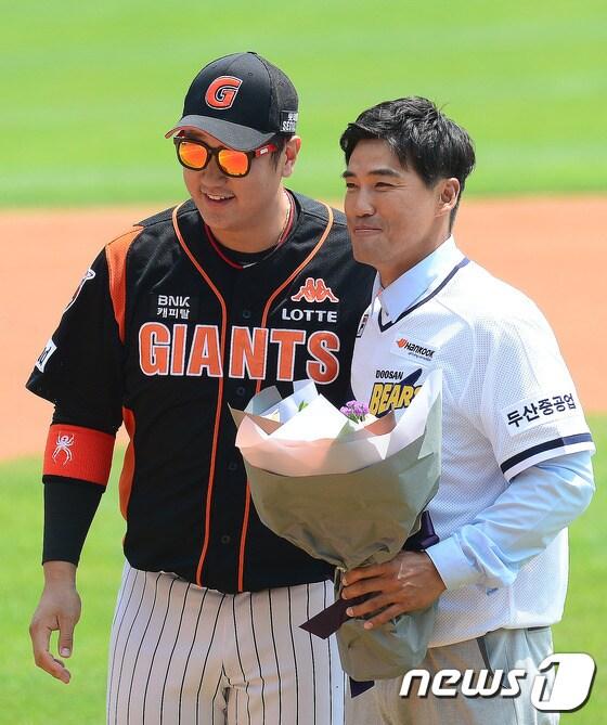 본문 이미지 - 홍성흔이 30일 오후 서울 잠실야구장에서 열리는 2017 프로야구 타이어뱅크 KBO 리그 롯데 자이언츠와 두산 베어스의 경기에 앞서 열린 공식 은퇴식에서 롯데 이대호와 기념촬영을 하고 있다. 2017.4.30/뉴스1 ⓒ News1 임세영 기자