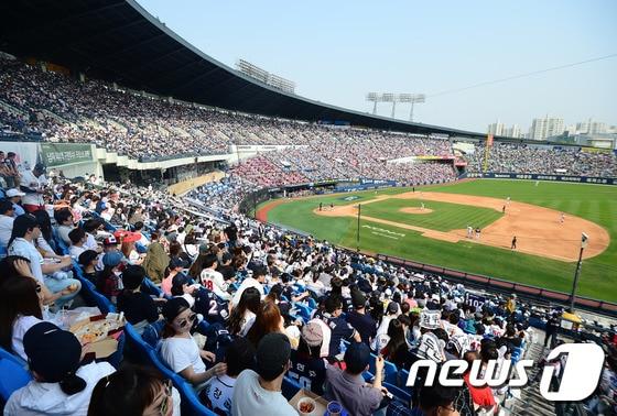 본문 이미지 - 4월30일 오후 서울 잠실야구장에서 열린 2017 프로야구 타이어뱅크 KBO 리그 롯데 자이언츠와 두산 베어스의 경기가 만원관중으로 북적이고 있다. 두산 구단 관계자는 “오후 2시59분에 매진됐다. 올시즌 두 번째 매진이자 이틀연속 매진이다”고 밝혔다. 2017.4.30/뉴스1 ⓒ News1 임세영 기자